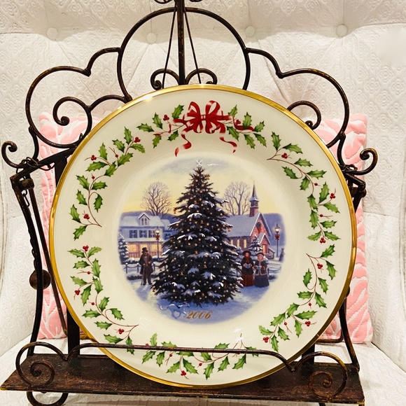 N28-Lenox Christmas 2006 Collector Plate Main Street Dickens, Carolers, Church - Picture 2 of 5